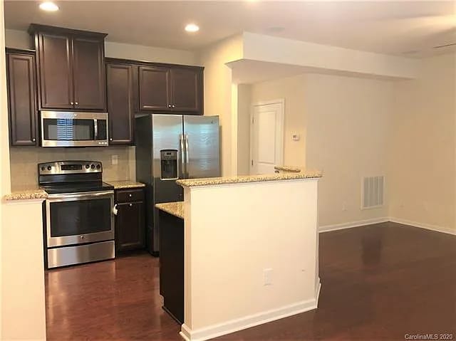 Building Photo - 2501 Silverthorn Dr