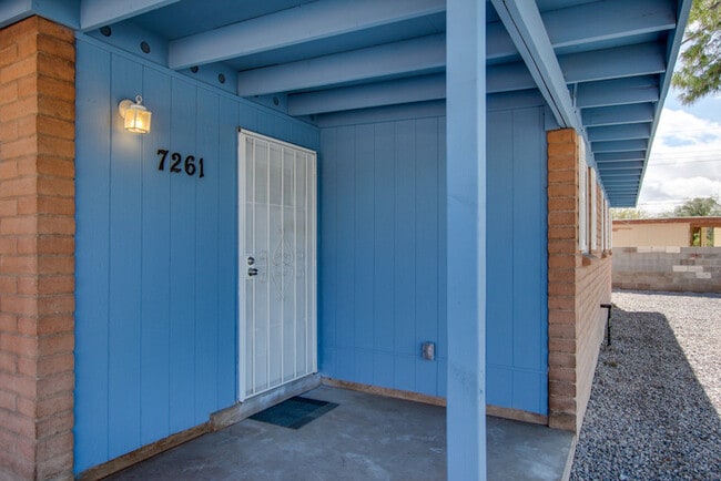 Building Photo - FOR RENT