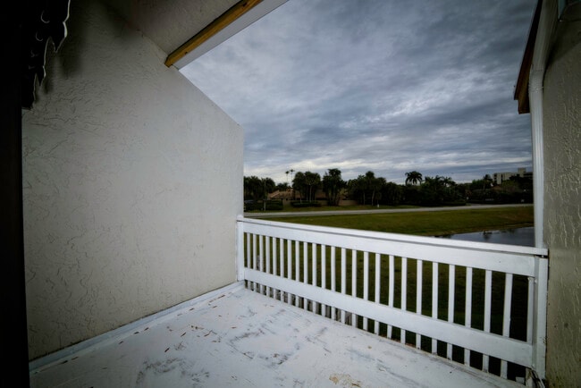 Building Photo - 6595 Parkview Dr