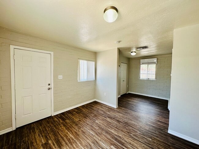 Building Photo - Spacious Studio Available Now! Great Commu...