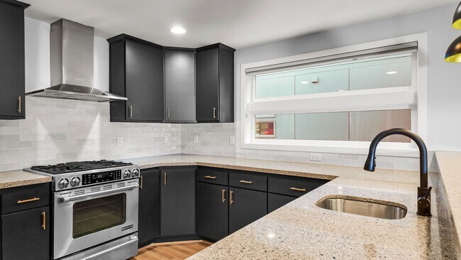 Building Photo - 3bd/2.5ba Seattle Townhome