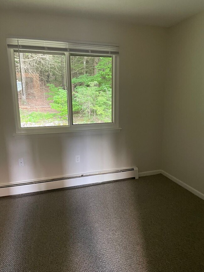 Building Photo - Spacious 3 Bedroom Townhouse