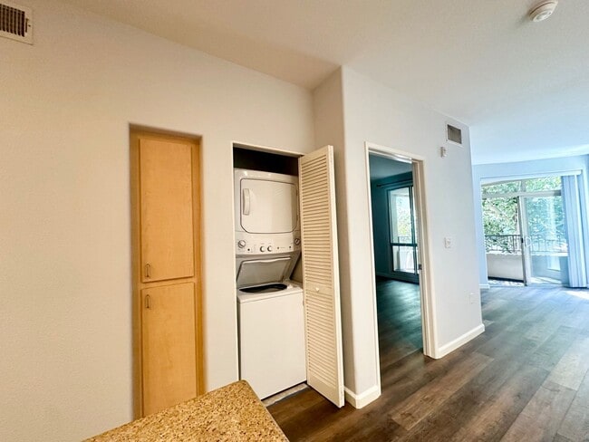 Building Photo - Beautiful One Bedroom Condo in the " Piazza Palermo." building! Pet considered!!