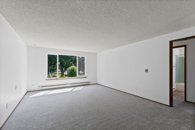 Building Photo - $1,500 - 2 Bed / 1 Bath - Recently Renovated in Private Setting