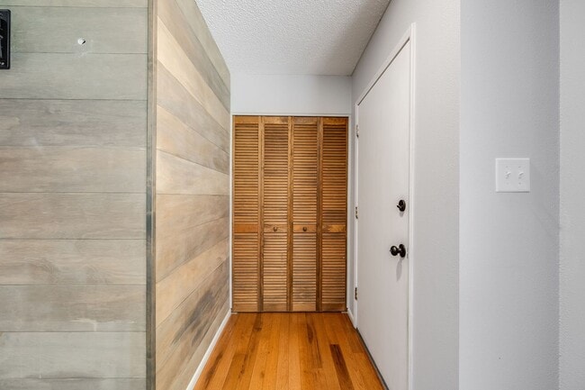Building Photo - 2 Bedroom 2.5 Bath Townhome in Southeast D...