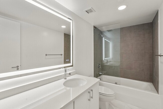 Building Photo - 975 Memorial Dr