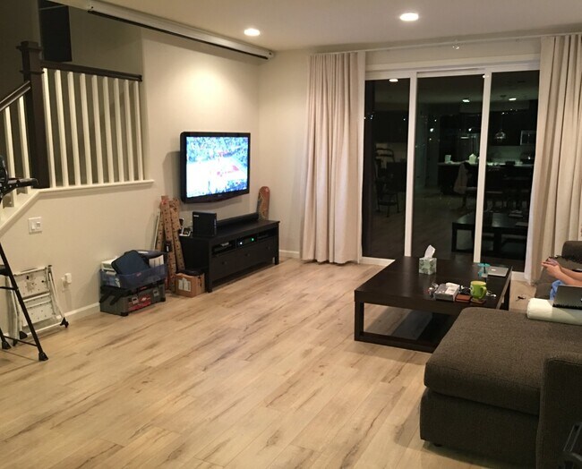 Building Photo - Gorgeous 4 Bed/4 Bath End Unit Condo with ...