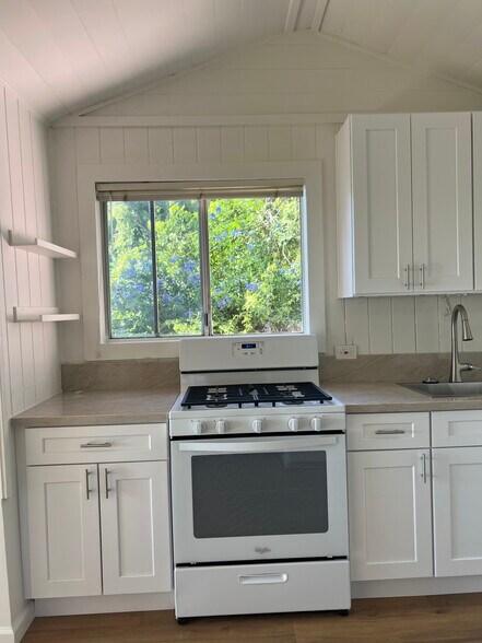 Kitchen - 15138 Encanto Dr