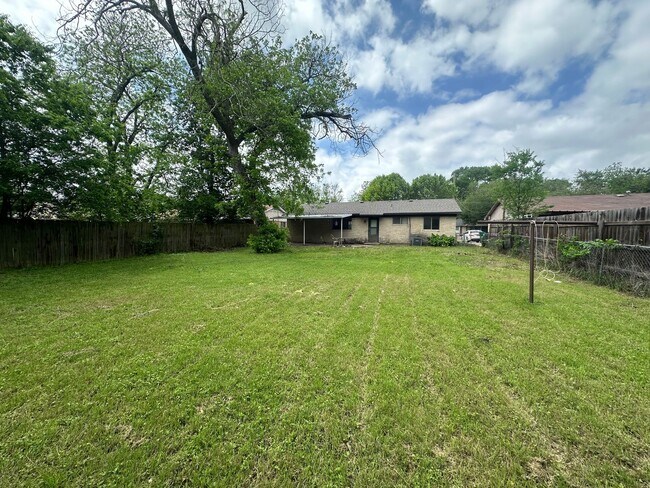 Building Photo - 4000 Acree St