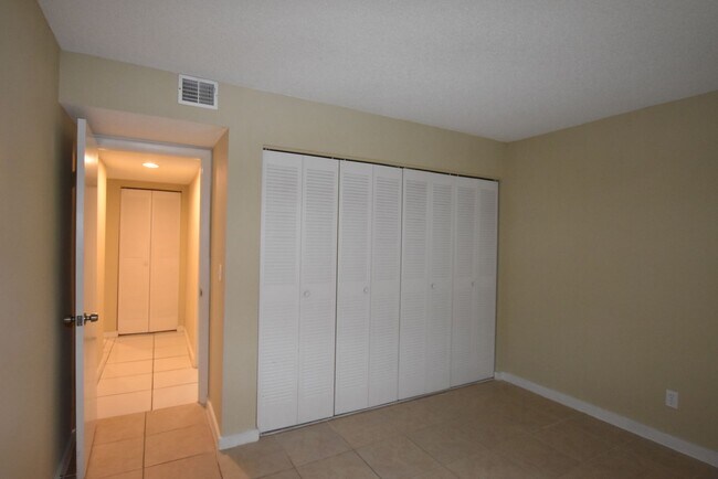Building Photo - 5323 Indian Creek Dr
