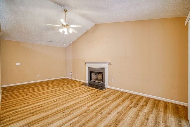 Building Photo - Spacious 4 BR, 2 BA Home On Quiet Cul de Sac, Private Fenced Backyard, Community Pool