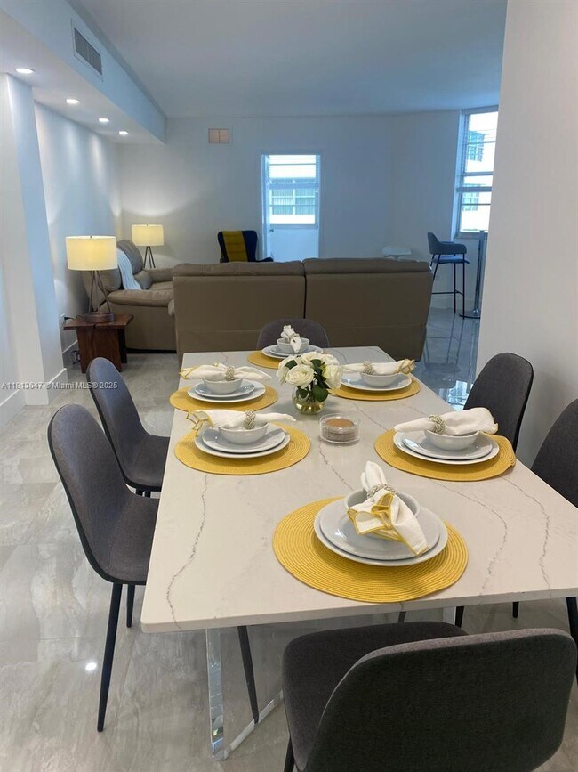 Building Photo - 825 Brickell Bay Dr