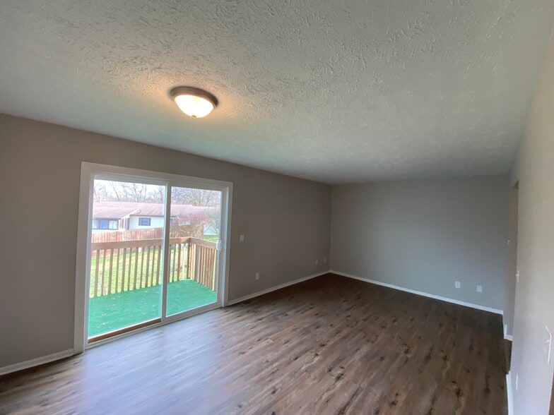 Building Photo - 1044 Point of View Dr