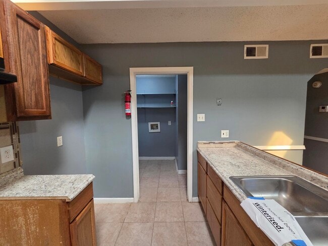 Building Photo - 96 Willow Dr