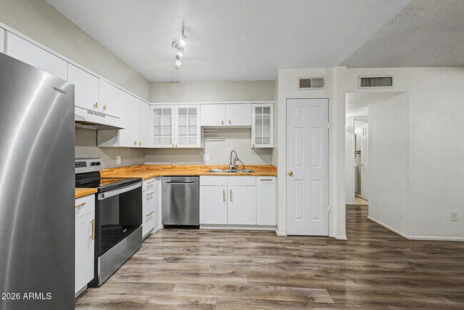 Building Photo - 830 S Dobson Rd