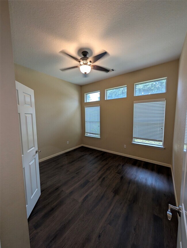 Building Photo - 10114 Crescent Bluff Ln