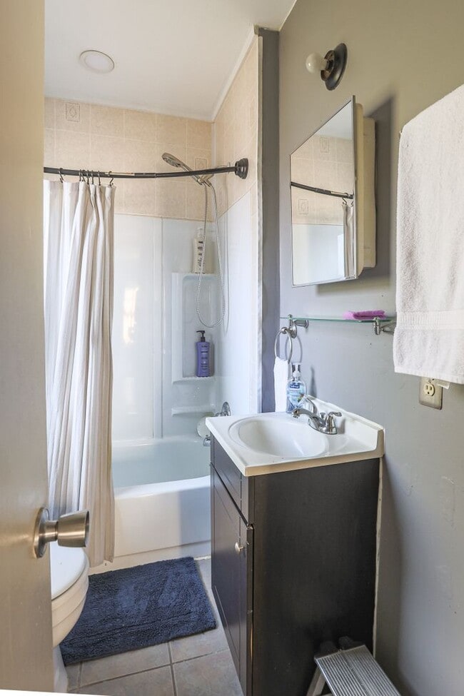 Building Photo - Fully Furnished Apartment in Historic Tracy Park