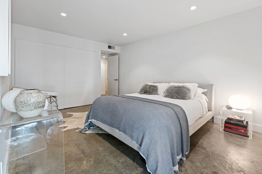 Guest bedroom - 911 N Kings Rd