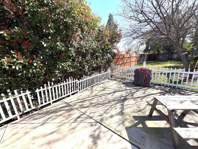 Building Photo - Desirable Home in Lincoln Village – A must see!