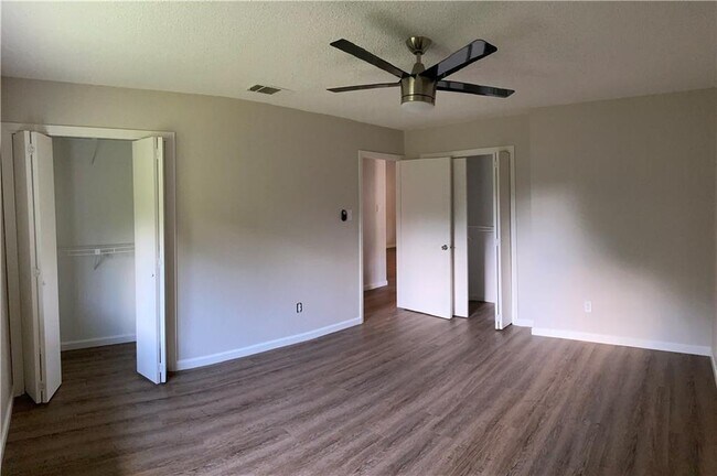 Building Photo - 1715 Shadowview Dr