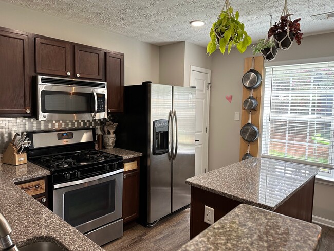 Building Photo - 208 Oak Grove Way