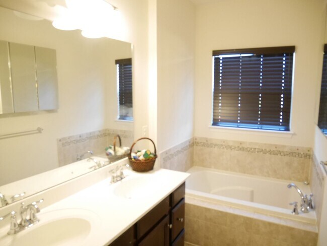 Building Photo - SPACIOUS 4 Bedroom Townhome-Owings Mills, MD