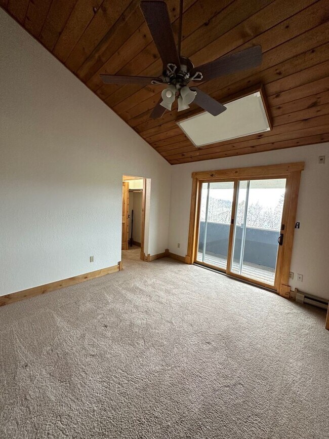 Building Photo - 3 Bedroom, 3.5 Bath Open Floor Plan Townhome