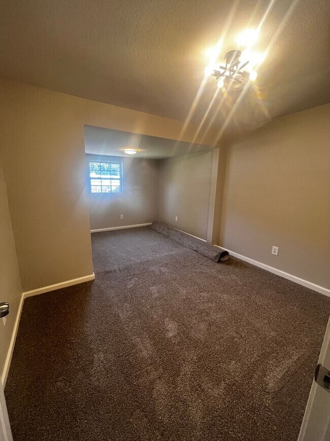 Building Photo - Freshly updated home with privacy fence in...