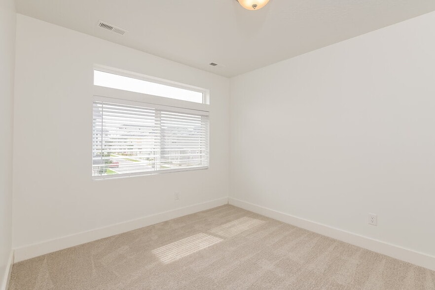 Building Photo - 712 E 380 S