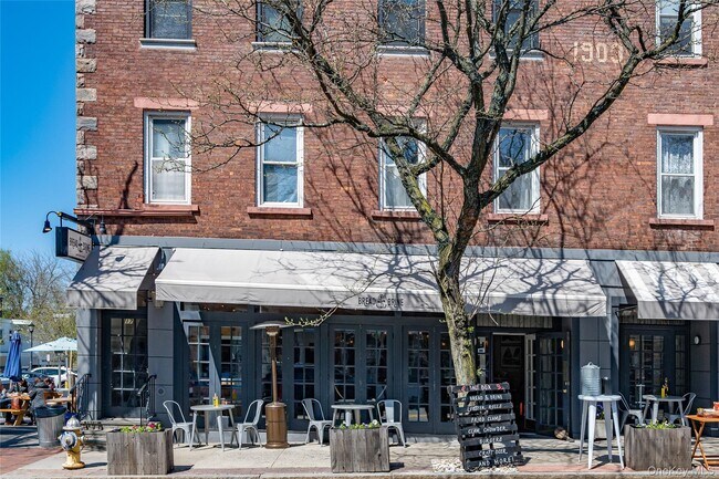 Building Photo - 548 Warburton Ave