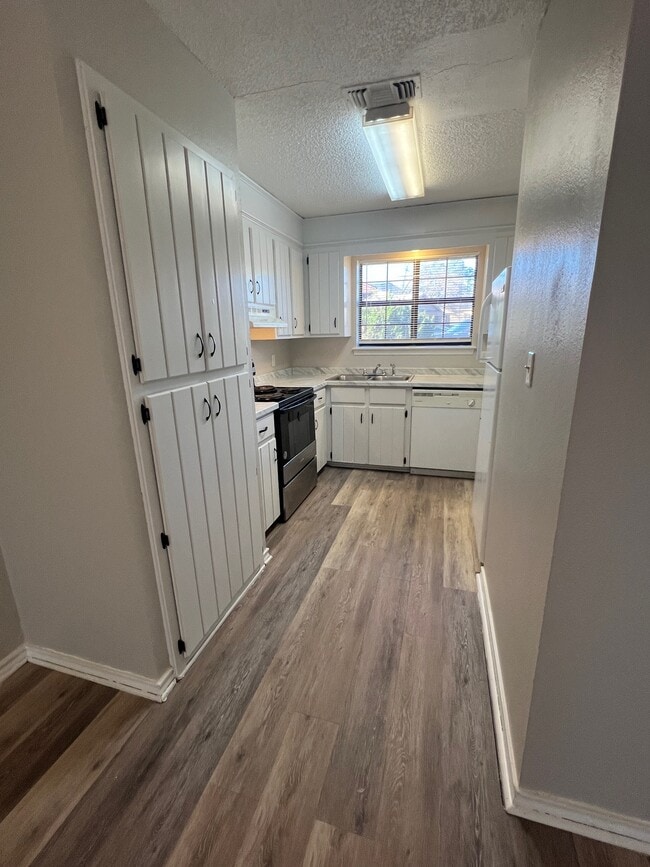 Building Photo - 4 Robin Dr