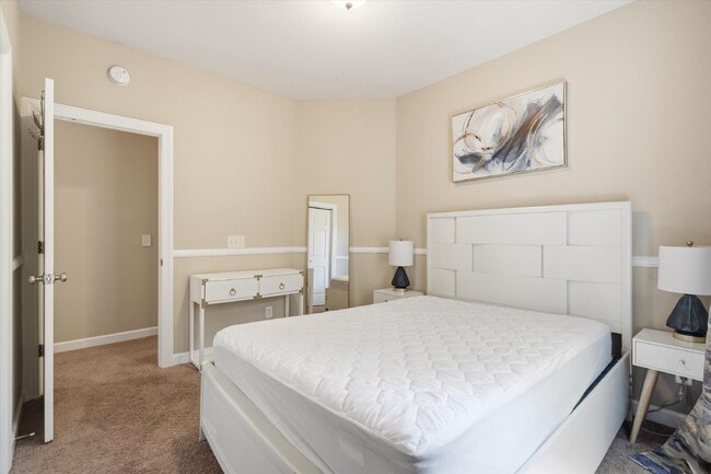 Building Photo - 407 S Elgin Ct