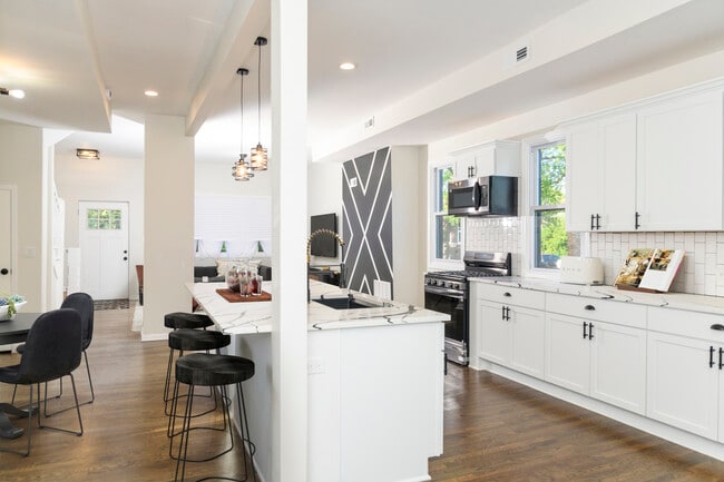 Building Photo - 429 W 102nd Pl