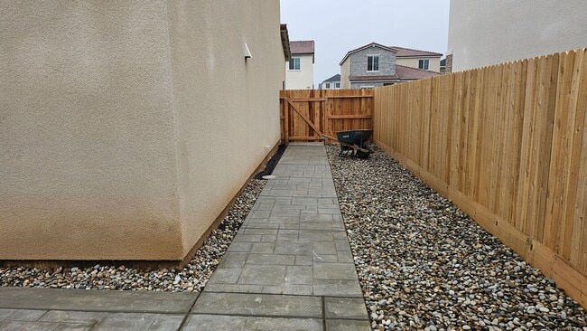 Building Photo - 4469 Buckingham Ave