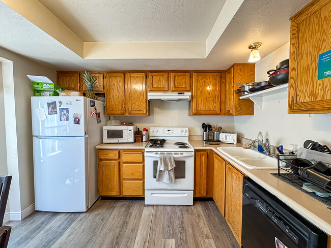 Building Photo - 565 N 300 E