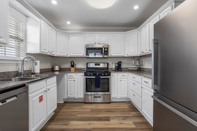 Building Photo - 426 Russell Ave