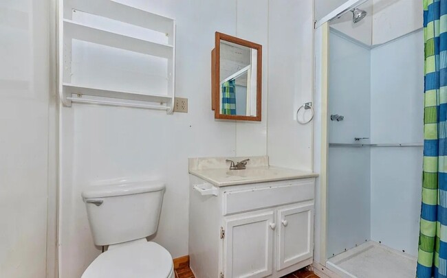 Full Bathroom - 201 W Main St