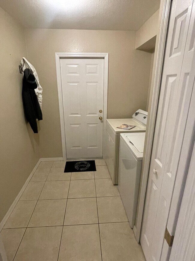 Building Photo - 2043 NW 6th Terrace