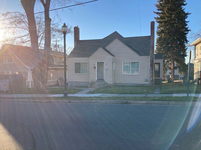 Primary Photo - 813-815-817 NE A Street