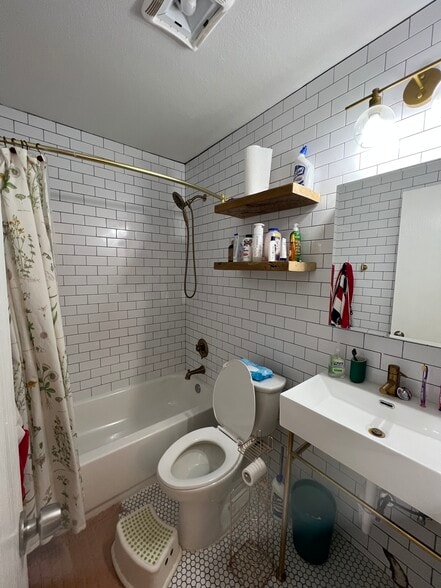 Full guest bathroom - 18306 Center St