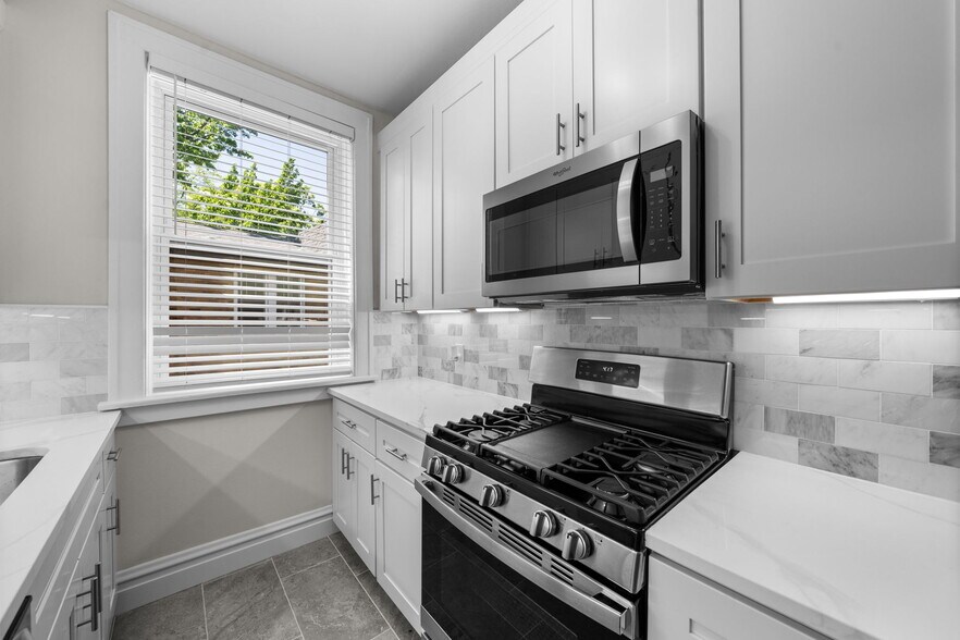 Building Photo - 1030 Commodore Dr
