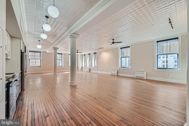 Building Photo - 303 N Howard St