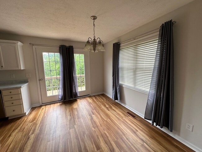 Building Photo - 3-bedroom, 3.5-bathroom nestled in Wyndhur...
