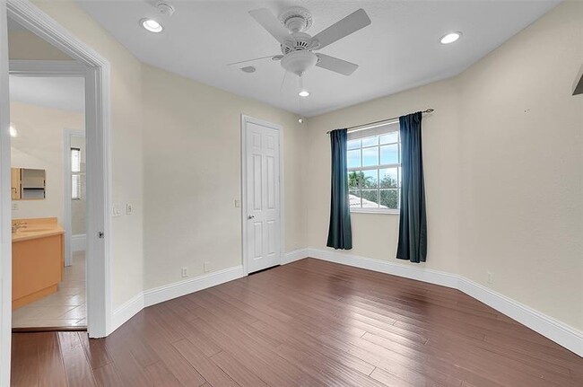 Building Photo - 11012 NW 70th Ct