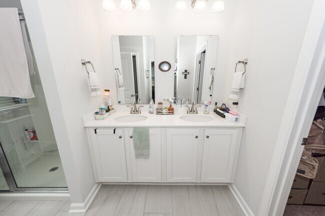 Building Photo - 4 Bedroom 2 Bath Home in French Quarter Creek - Huger