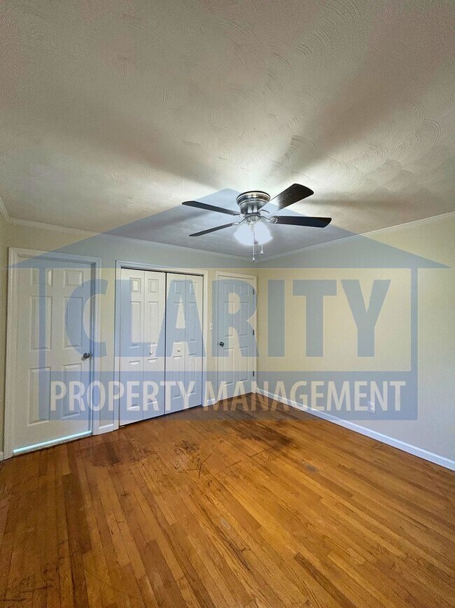 Building Photo - Three bedroom home w/ lots of storage!