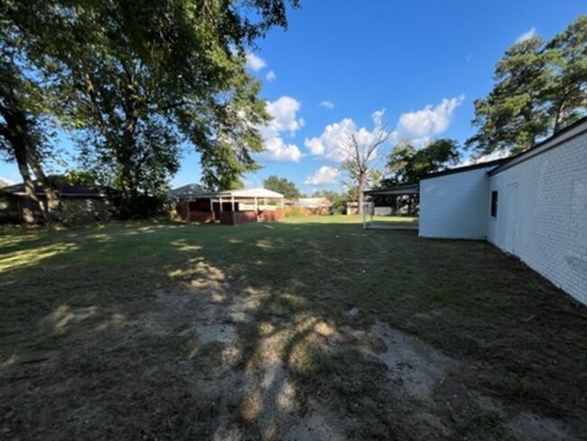 Building Photo - Roomy 3 bedroom/2 bath home on 1 acre in P...