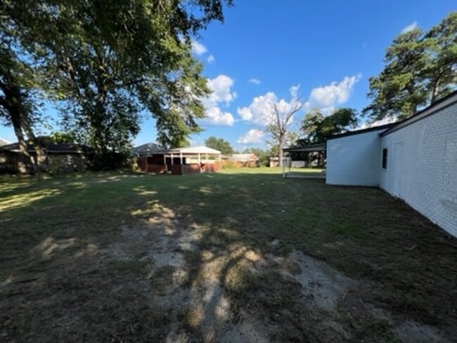 Building Photo - Roomy 3 bedroom/2 bath home on 1 acre in Phenix City!