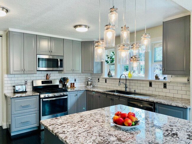 Building Photo - Short-Term Special $500 OFF First Month Rent | Short-Term Lease