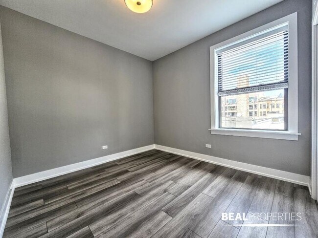 Building Photo - 2 bedroom in CHICAGO IL 60613
